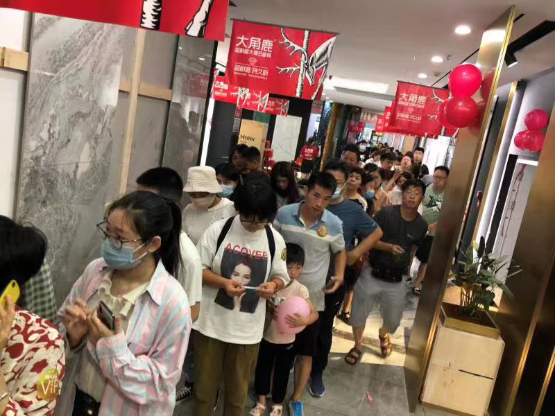 花季传媒黄版超耐磨大理石瓷砖3
